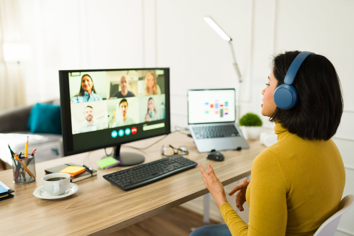 Virtual assistant working remotely with multiple screens